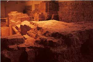 Fragmenty fundamentw romaskiej absydy w Muzeum Szkoy. 